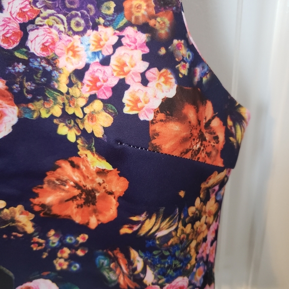 Parisian Collection Cute Floral Crop Top w V-Neck - Picture 3 of 11